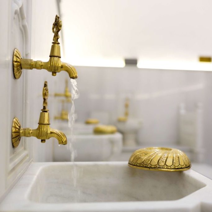 warm-room-ayasofya-hurrem-sultan-hammam-spa-travel-like-a-chieff-luxury-lifestyle-travel-blog-shutterstock_545985394 Bassins & Gold-Plated Bowls Used To Pour Water on Body Ayasofya Hurrem Sultan Hammam Spa Travel Like a Chieff Luxury Lifestyle and Travel Blog